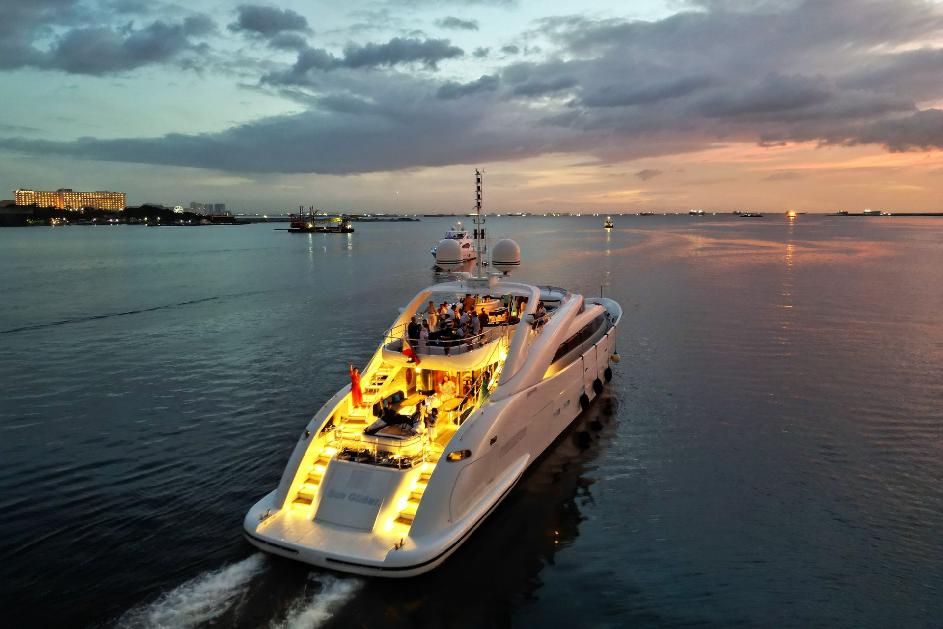 superyacht for rent Manila (12)
