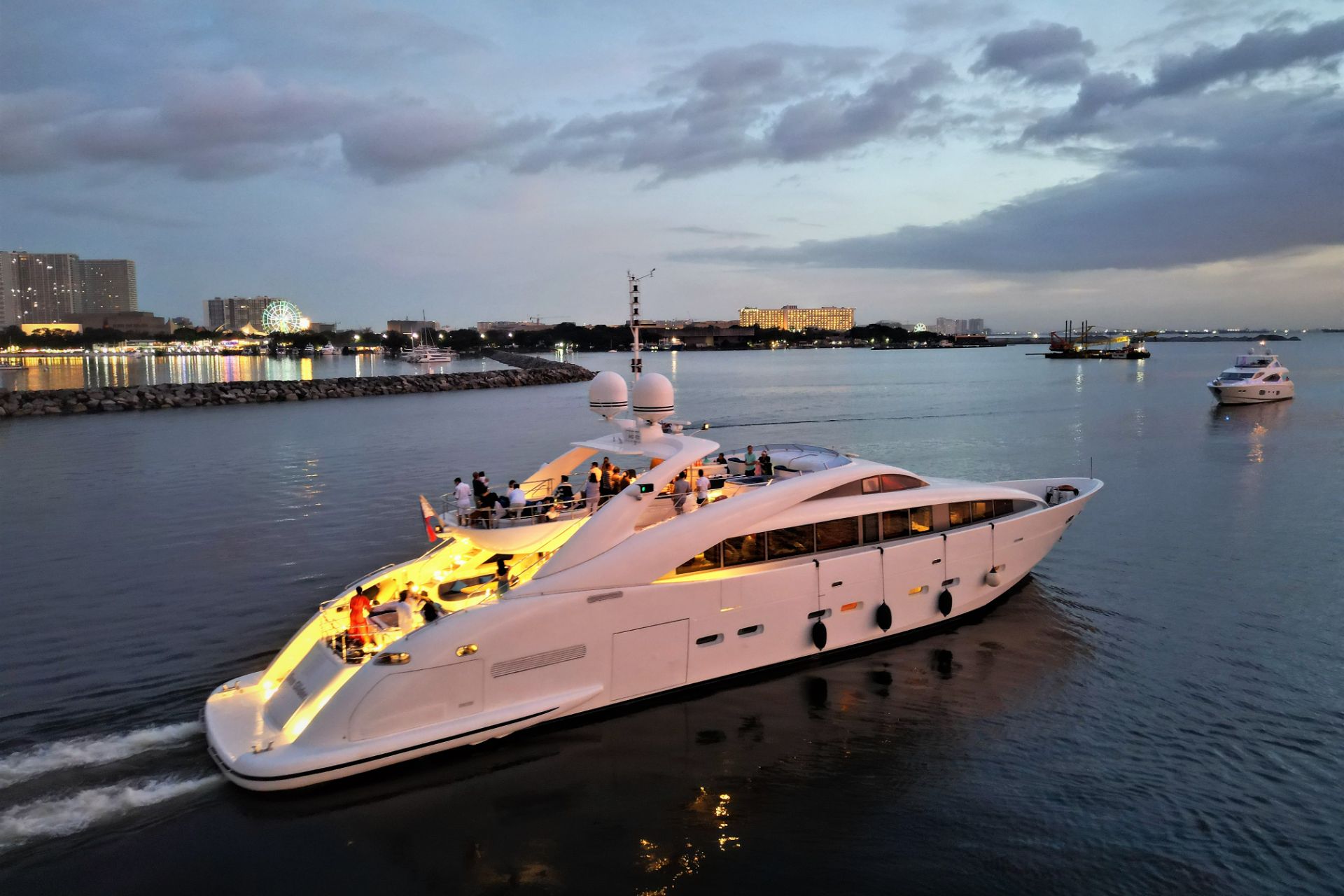 superyacht for rent Manila (8)