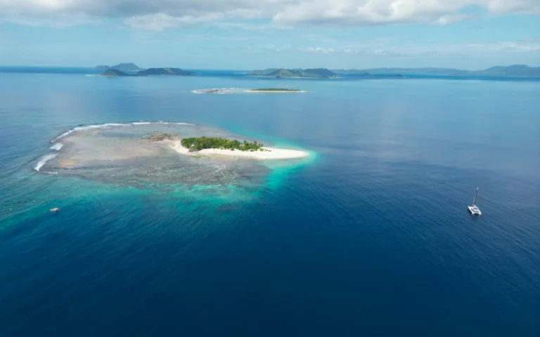 rent a yacht in Coron