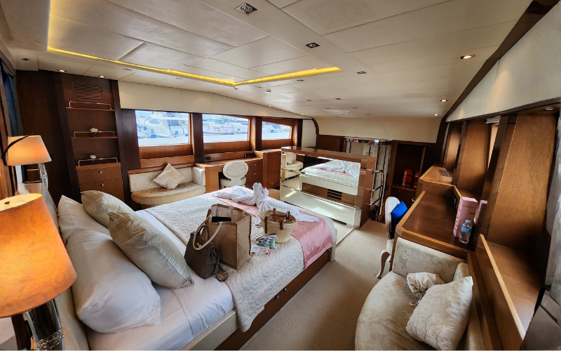 SUNGLIDER 120_YACHT FOR RENT MANILA_800X500 (2)