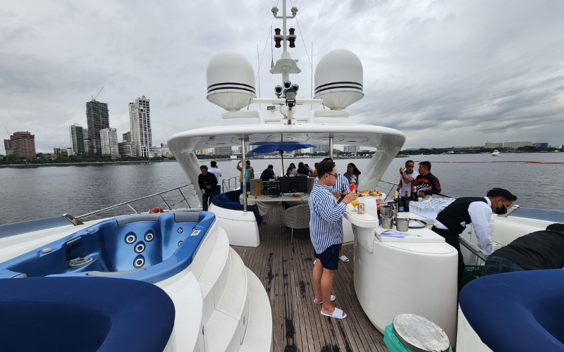SUNGLIDER 120_YACHT FOR RENT MANILA_800X500 (24)
